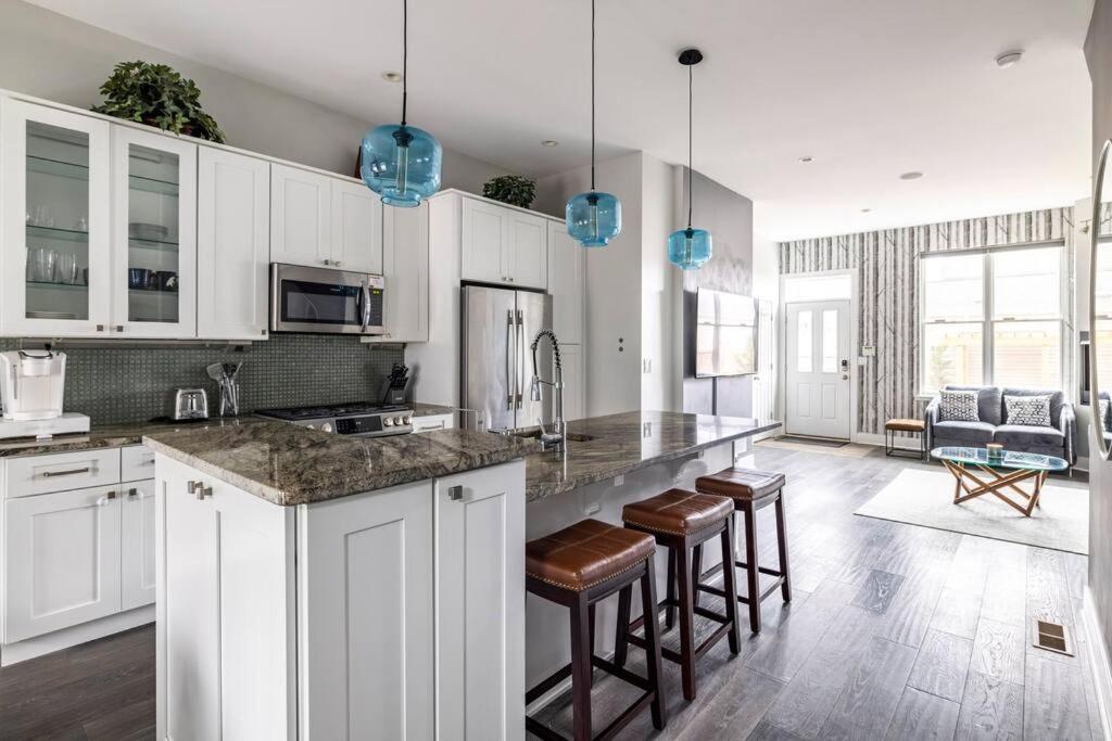4 Bedroom 3 Bath Sleeps 10 Pet Friendly Private Backyard, 2 Car Garage, City Views, Close To All Stadiums And Casino 피츠버그 외부 사진